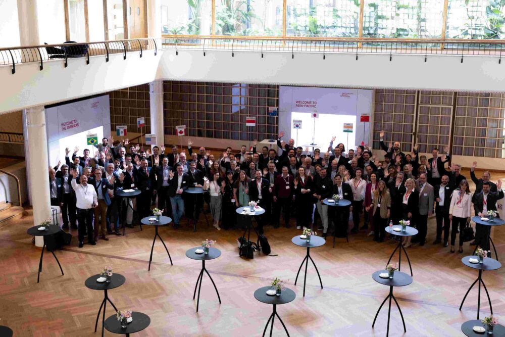 Photo de groupe dans une salle