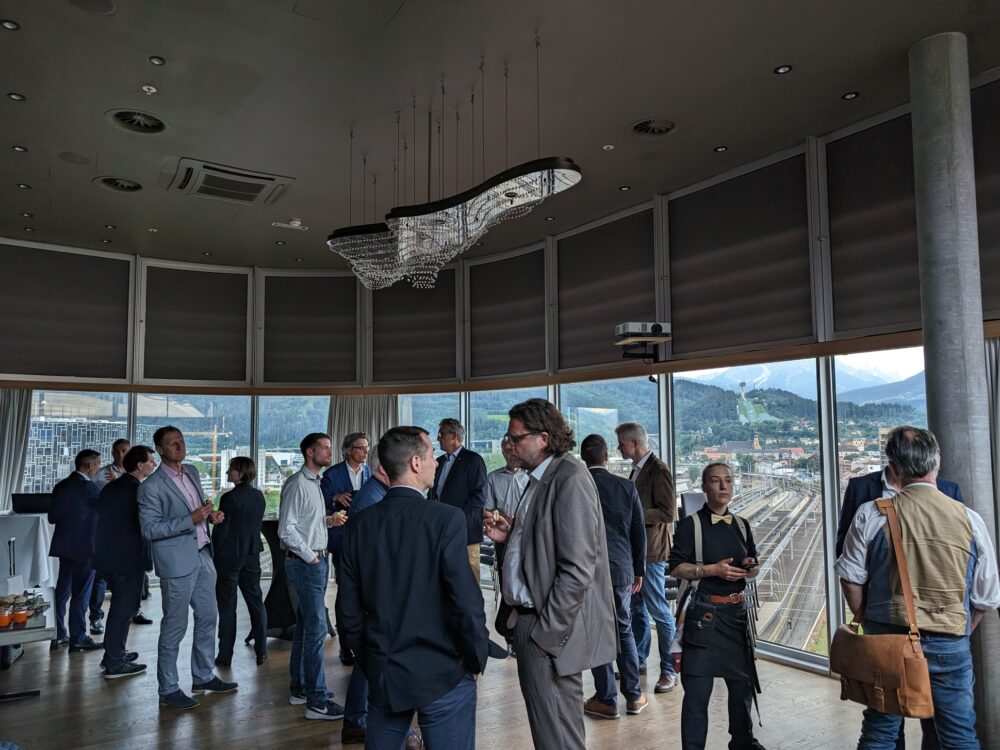 Photo avec les visiteurs du tunnel de base du Brenner lors de l'apéritif avec vue sur la gare d'Innsbruck