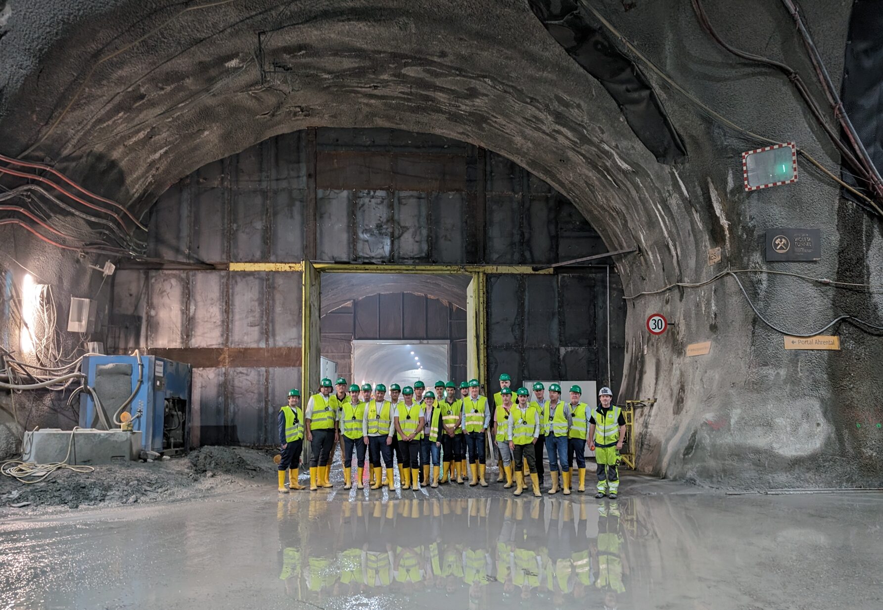 Photo de groupe dans le tunnel de base du Brenner
