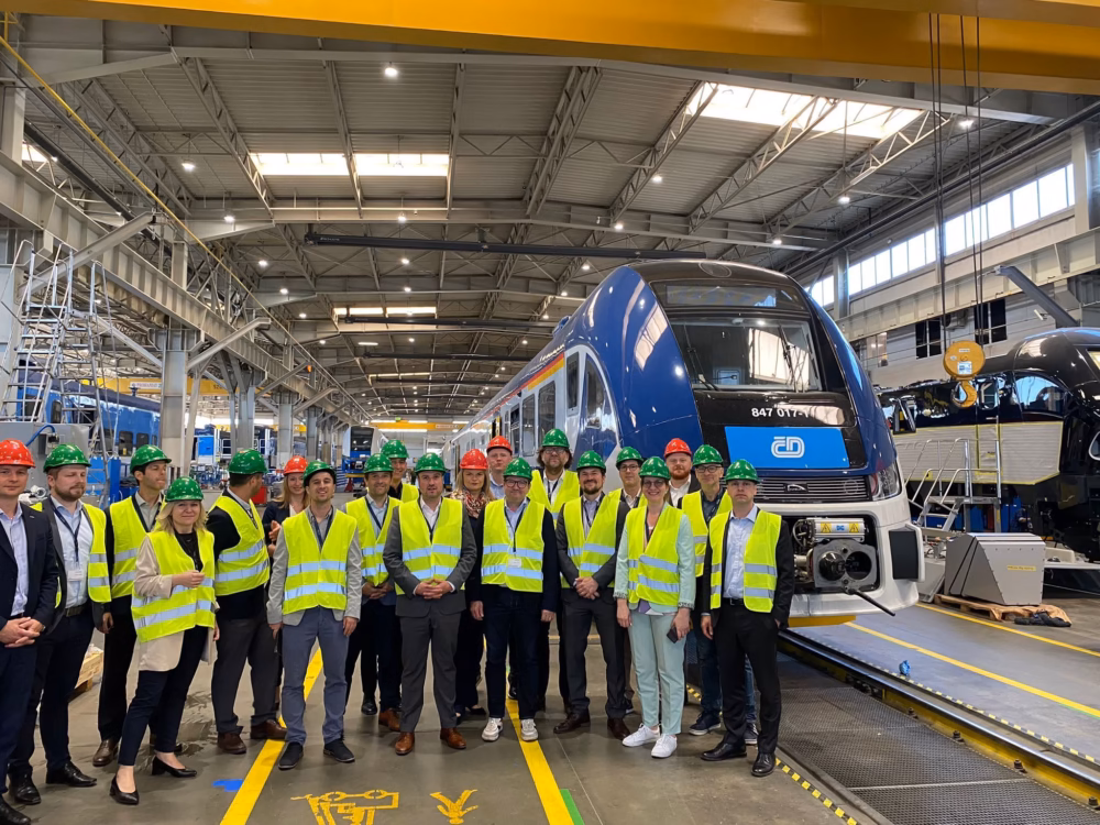 Photo de groupe devant un train