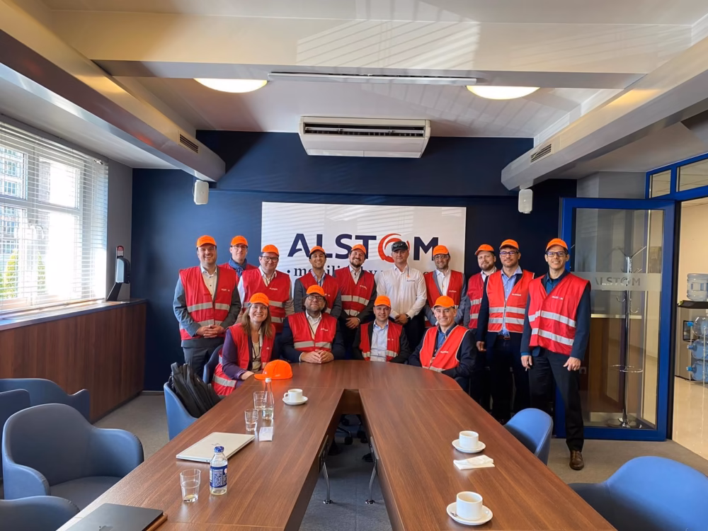 Photo de groupe dans une salle de réunion