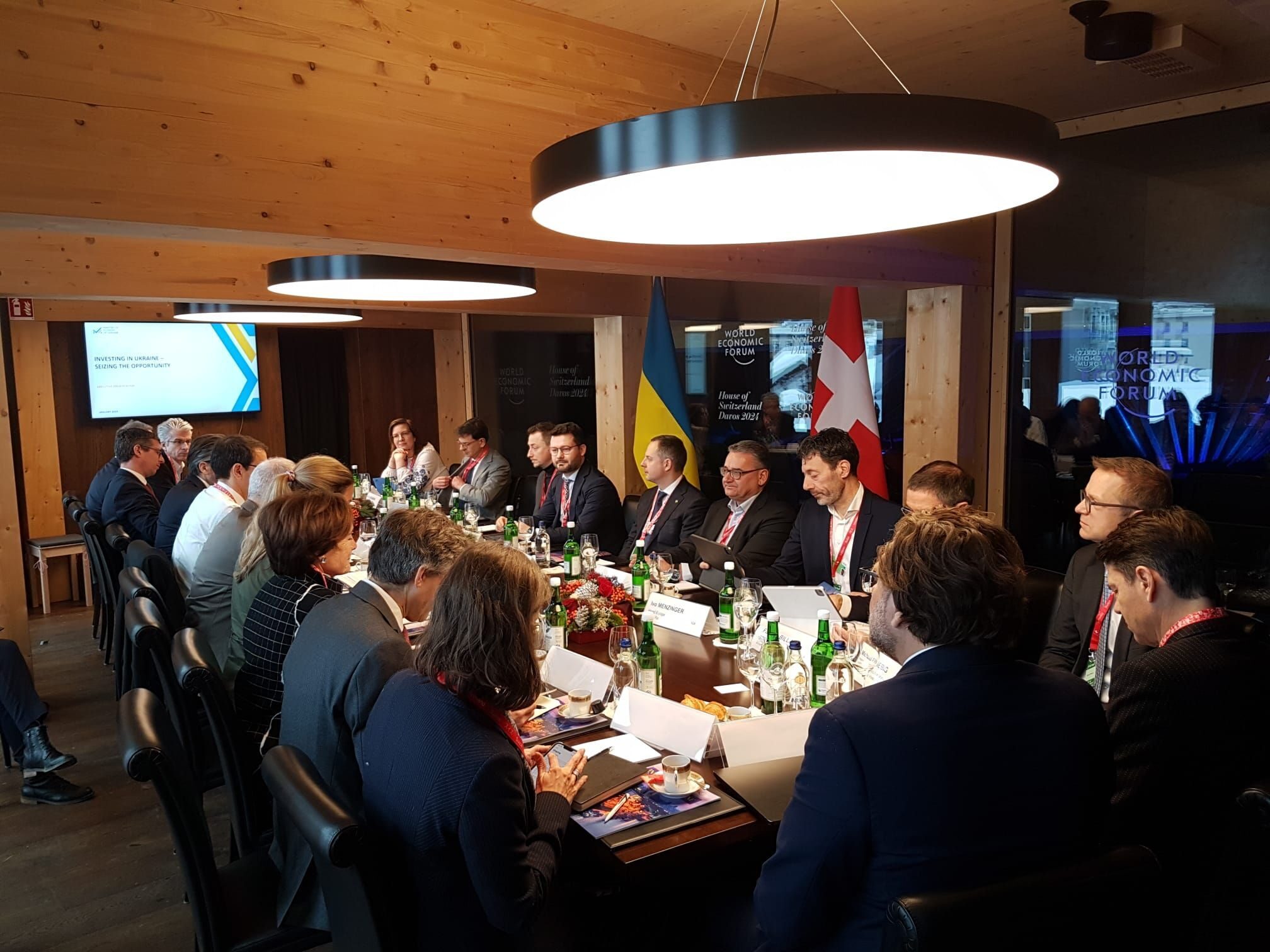 Foto einer Besprechung am WEF 2024