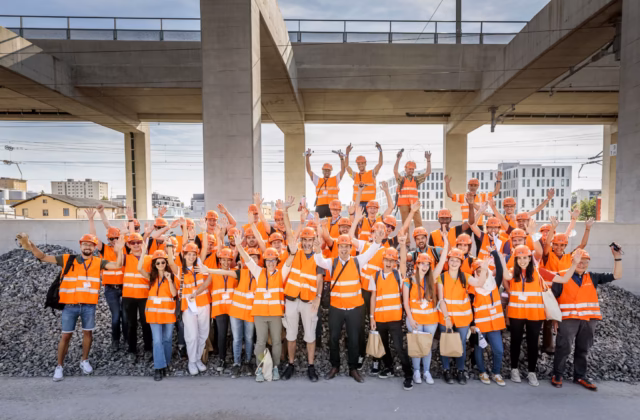 Photo de groupe d'étudiants au Railway Talent Hub